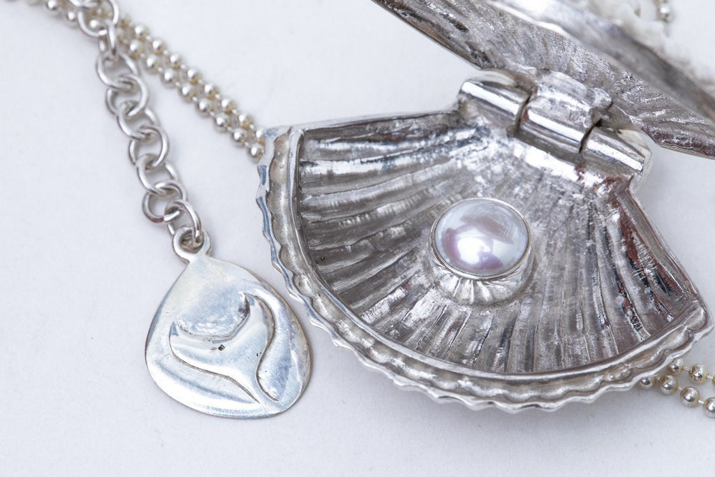 APHRODITE CLAM PEARL LOCKET PENDANT WITH NEPTUNE CHAIN